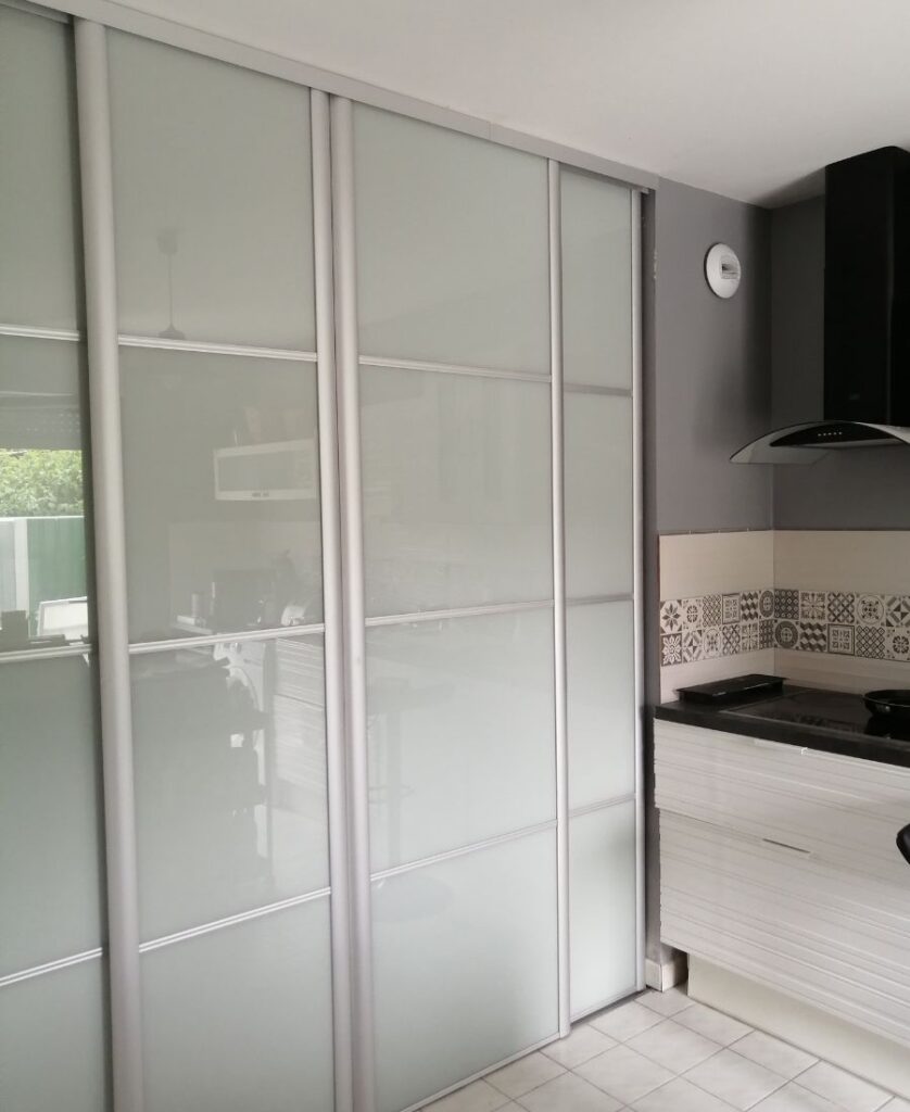 rénovation finale : pose de partes de placard en vitre opaque et aluminium pour être en harmonie avec les meubles hauts de la cuisine