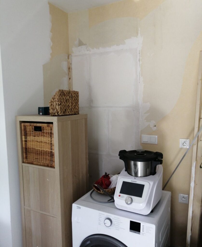 Finition du mur monté dans la cuisine