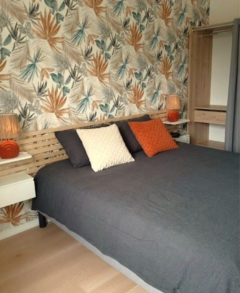 agencement final par la mise en place d'une tête de lit en bois et d'un dressing en bois naturel