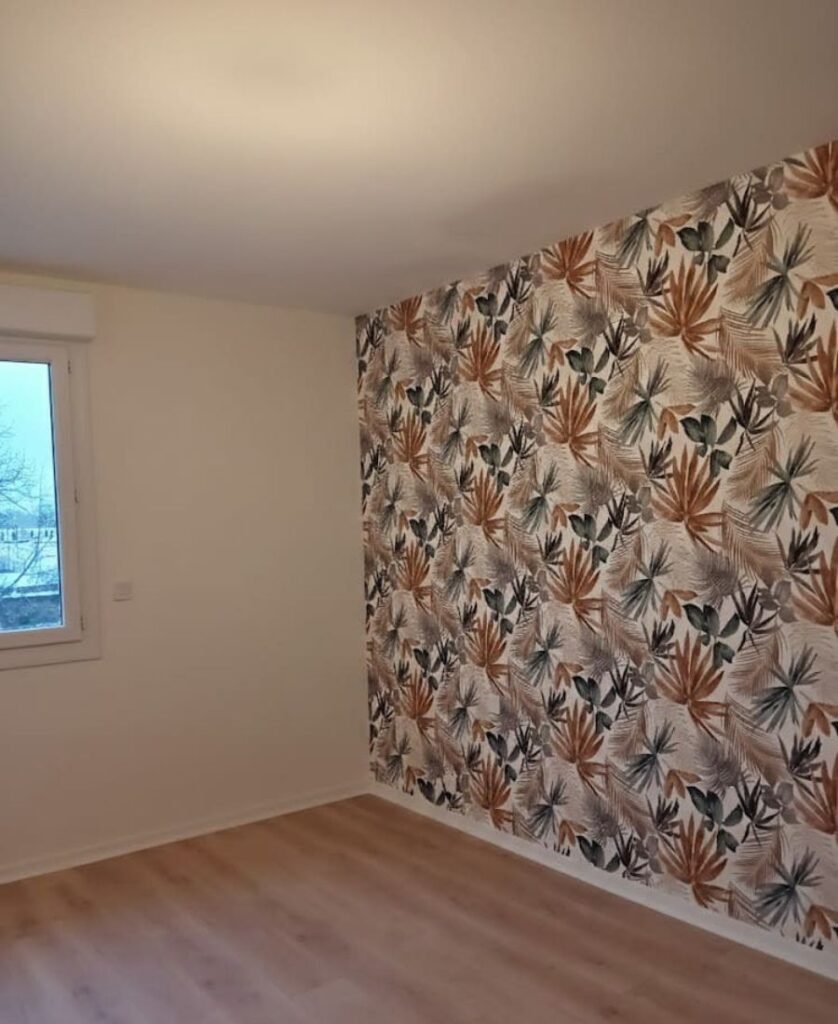 rénovation en posant un papier peint végétal et un sol stratifié chêne doré pour amener de la luminosité