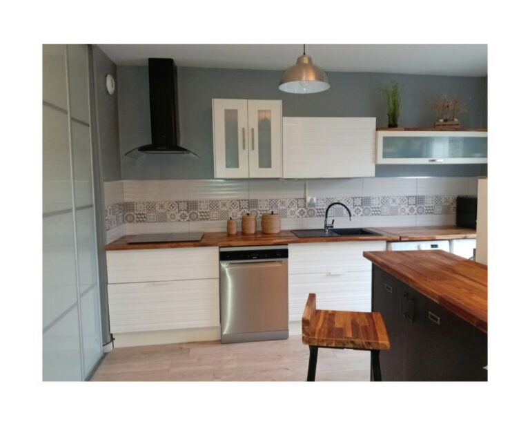 image cuisine renovation carreaux de ciment sol crédence hotte plan de travail bois meubles de cuisine blancs