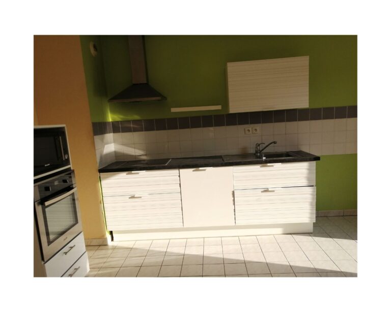 image cuisine sombre ancienne rénovation sol meubles de cuisine