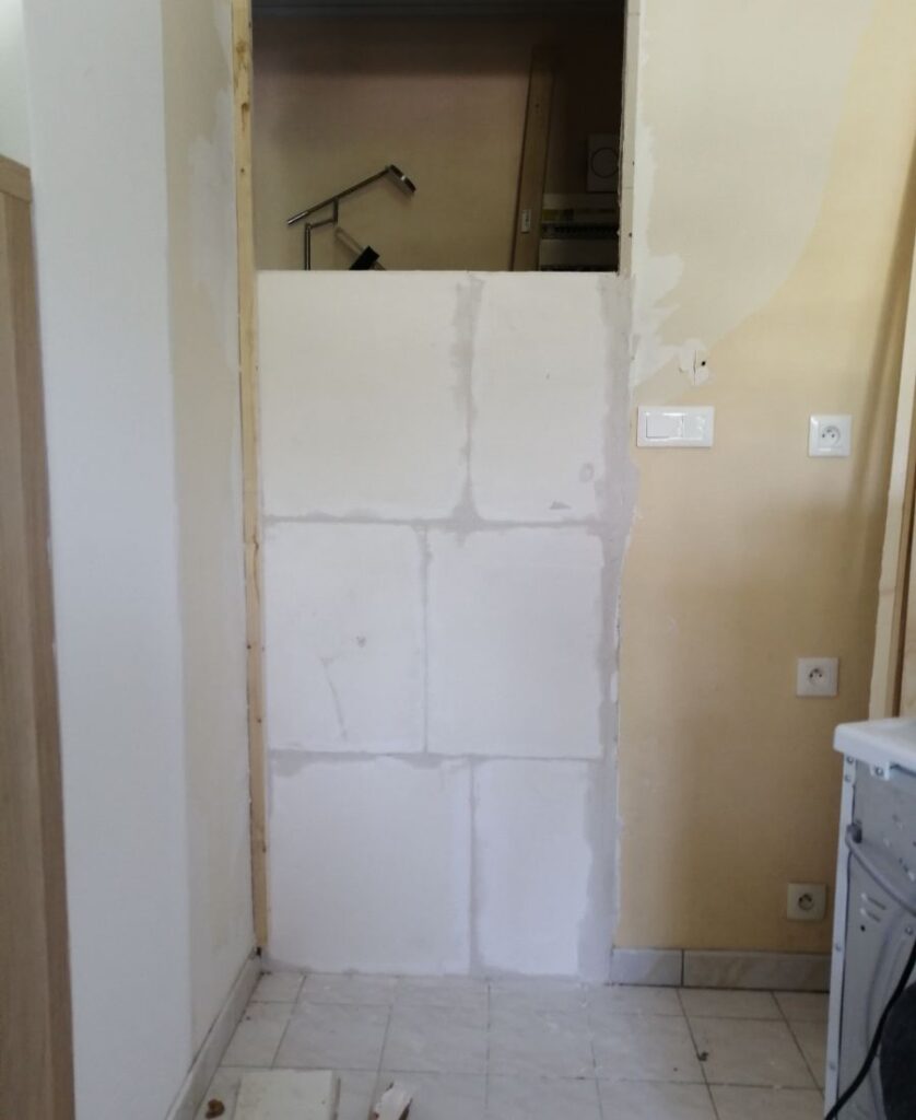 mise en place de carreaux de platre pour remplacer la porte inutile
