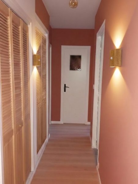 rénovation d'un couloir peinture chaude appliques pour donner une belle lumière sol en bois portes de placards en bois pour donner du relief et de la chaleur